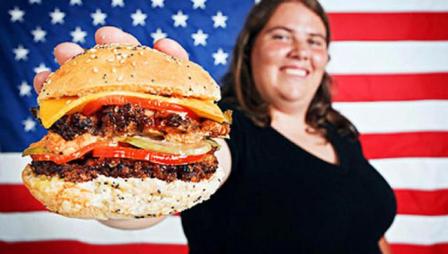 американка с гамбургером